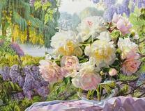 Букет пионов на фоне сирени