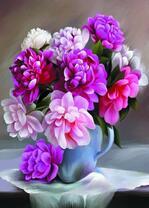 Букет ярких пионов в белом кувшине