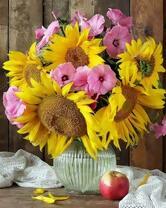 Букет цветов и яблоко