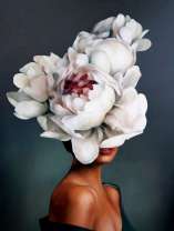 Красивая девушка с большим цветком