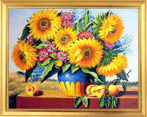 Букет подсолнухов с хризантемами в вазе и персики