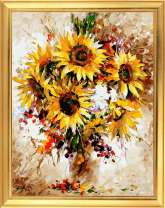 Высокая ваза с букетом подсолнухов