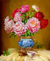 Букет пионов в антикварной вазе