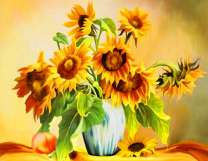 Цветущие подсолнухи в белой вазе