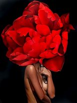 Девушка с большим алым пионом на голове