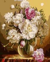 Крупные пионы в прозрачной вазе