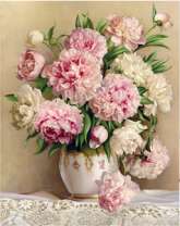 Пышные пионы в нежной-белой вазе