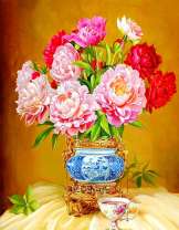 Ваза пионов на золотистой подставке